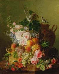 Stilleben af frugter og blomster i en flettet kurv på en afsats.